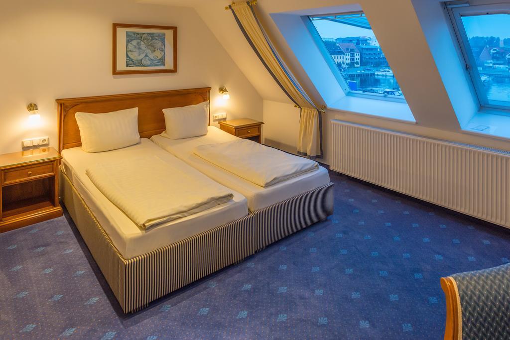 Hotel Am Yachthafen วาเริน ภายนอก รูปภาพ