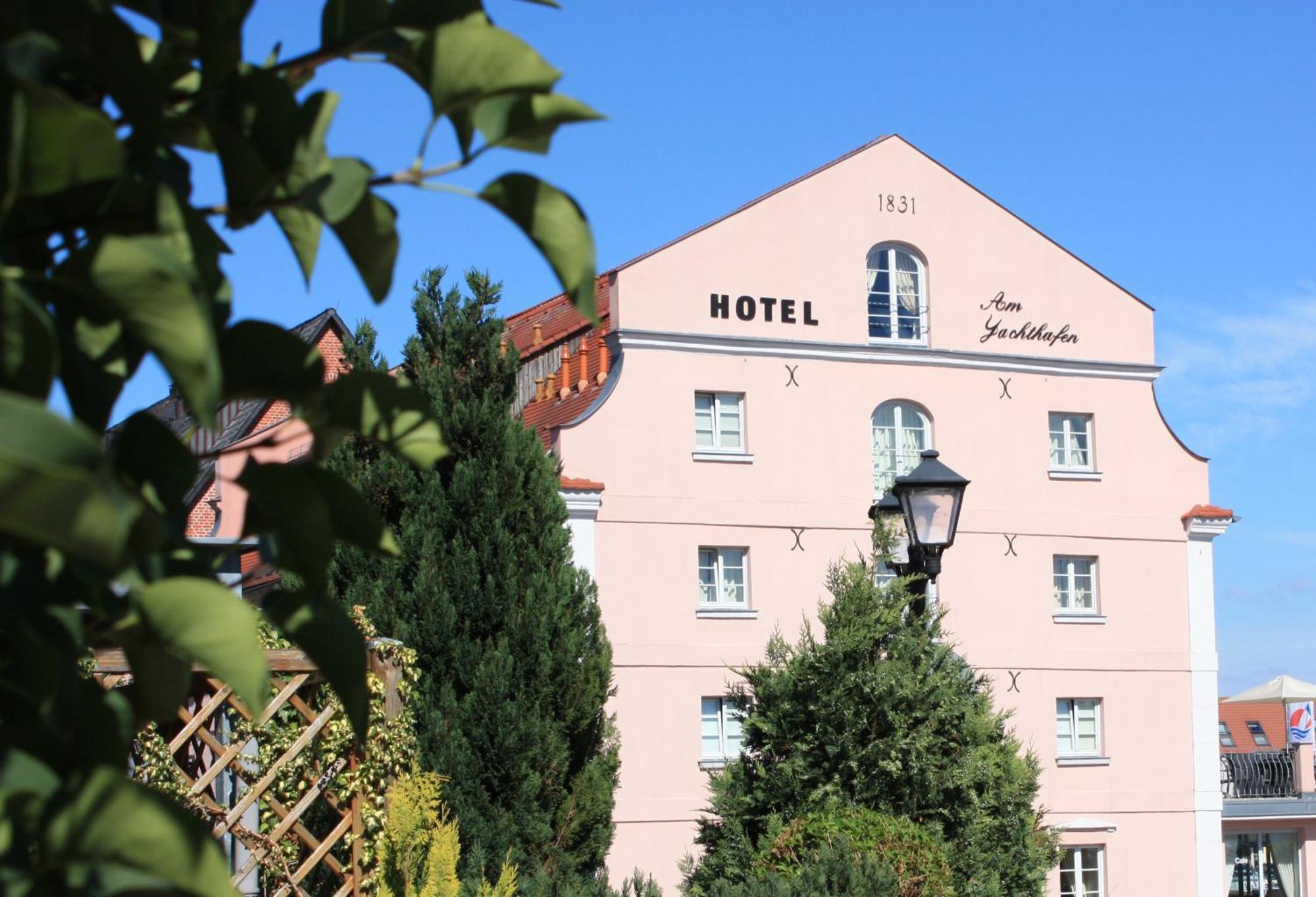 Hotel Am Yachthafen วาเริน ภายนอก รูปภาพ
