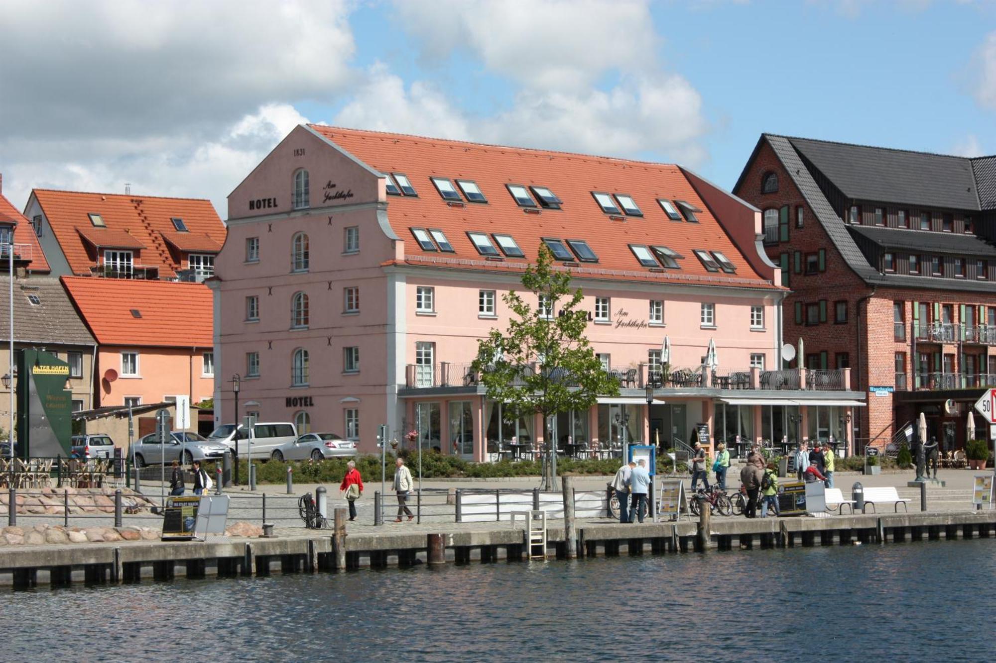 Hotel Am Yachthafen วาเริน ภายนอก รูปภาพ