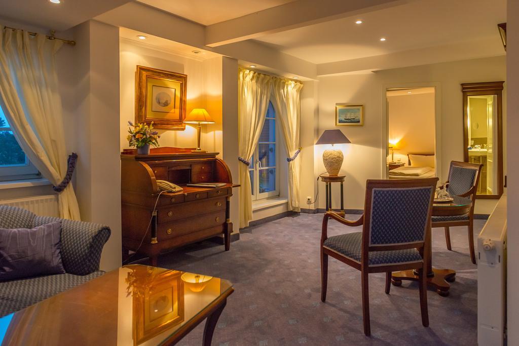 Hotel Am Yachthafen วาเริน ภายนอก รูปภาพ