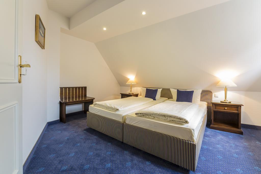 Hotel Am Yachthafen วาเริน ภายนอก รูปภาพ